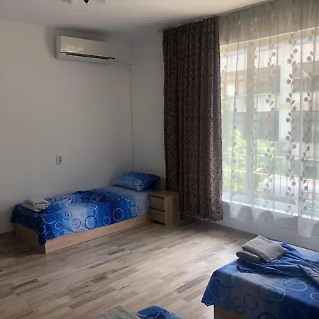 Апартамент В Центъра На Града На Десет Минути От Плажа. Apartment *