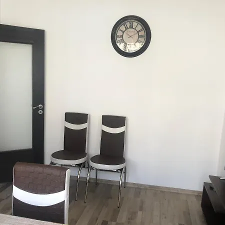 Apartment Апартамент В Центъра На Града На Десет Минути От Плажа.